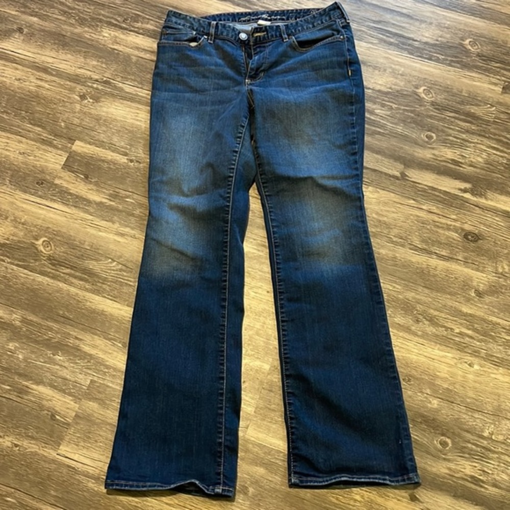 EDDIE BAUER WOMEN’S CURVY JEANS. SIZE 10.
